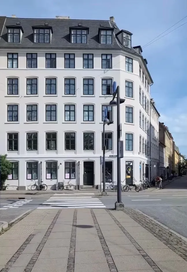 Hjørneejendommen Nørre Voldgade 22 i København, hvor Vaccine KBH og Stork Scan holder til